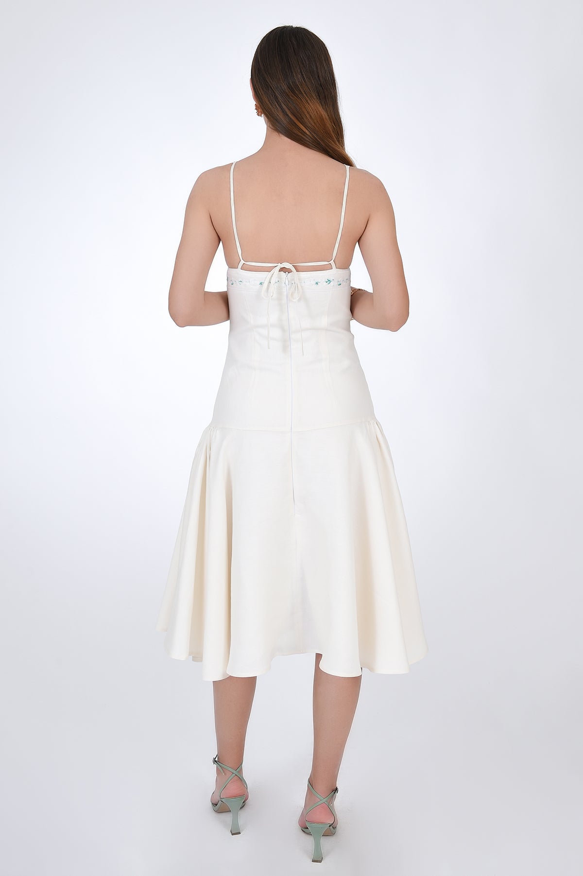 Back View of the Linen Gest Dress with Tie Strap Detail. 