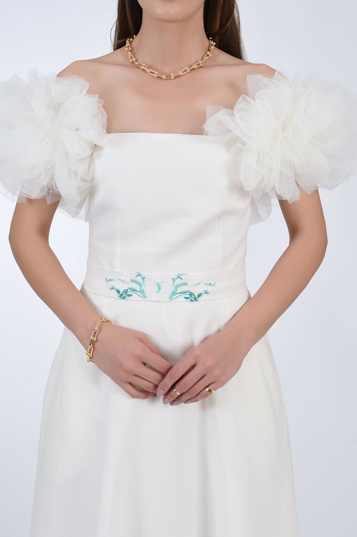 Detail of the waist embroidery and tulle sleeves