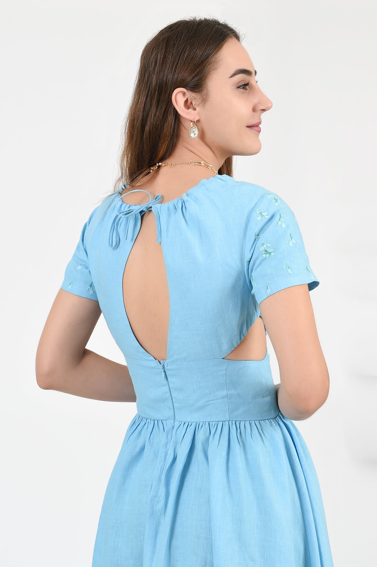 Tucce Linen Dress Detail View, showcasing tie back gathered neck and cutouts.