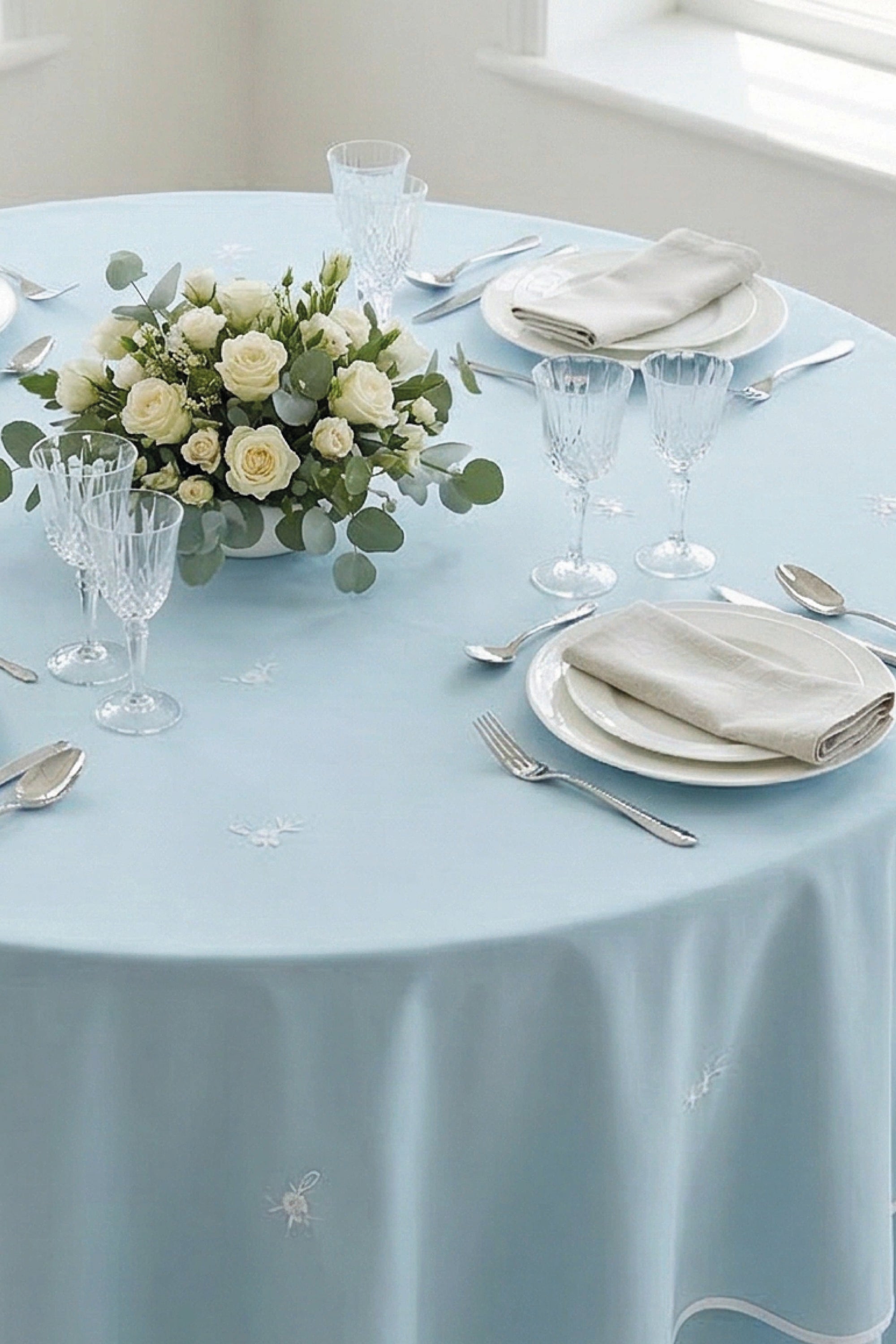 WHITE DAISY BLUE SCALLOPED ROUND TABLECOTH