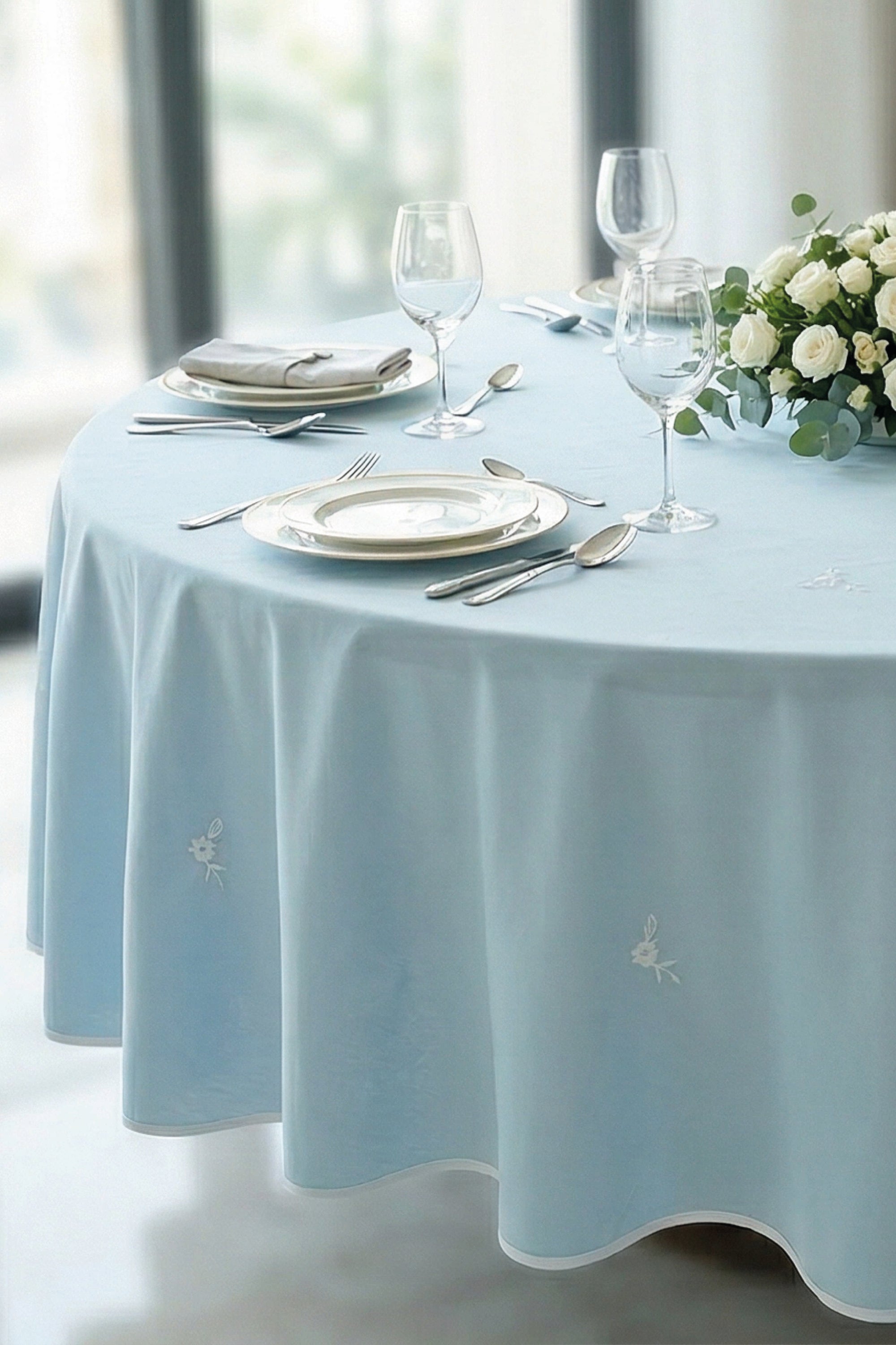 WHITE DAISY BLUE SCALLOPED ROUND TABLECOTH