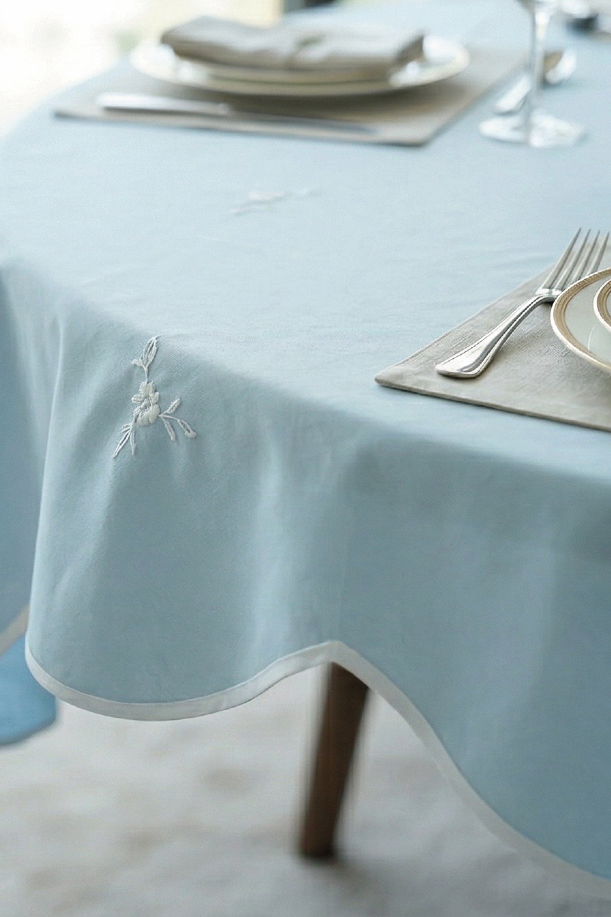 WHITE DAISY BLUE SCALLOPED ROUND TABLECOTH