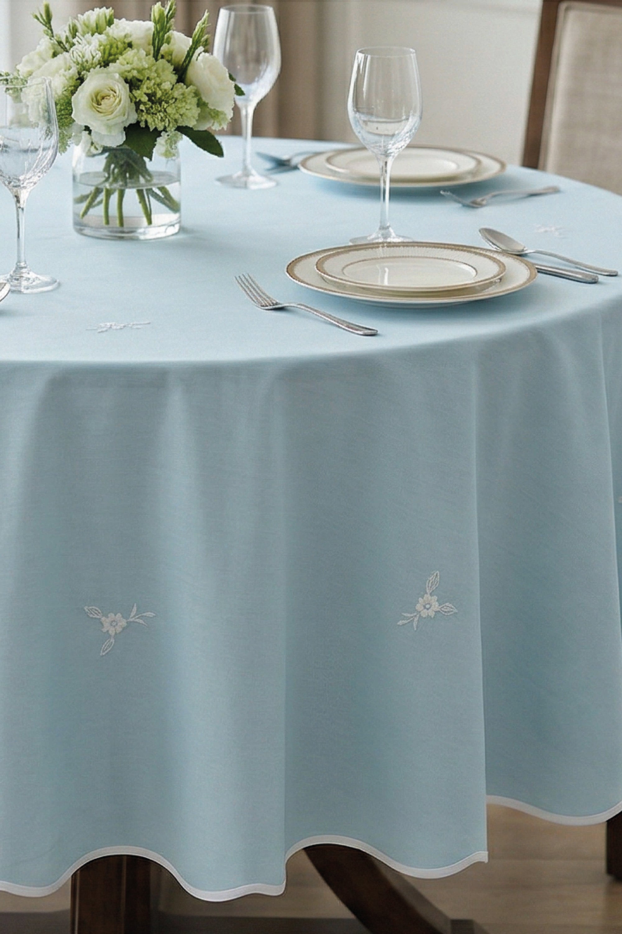 WHITE DAISY BLUE SCALLOPED ROUND TABLECOTH
