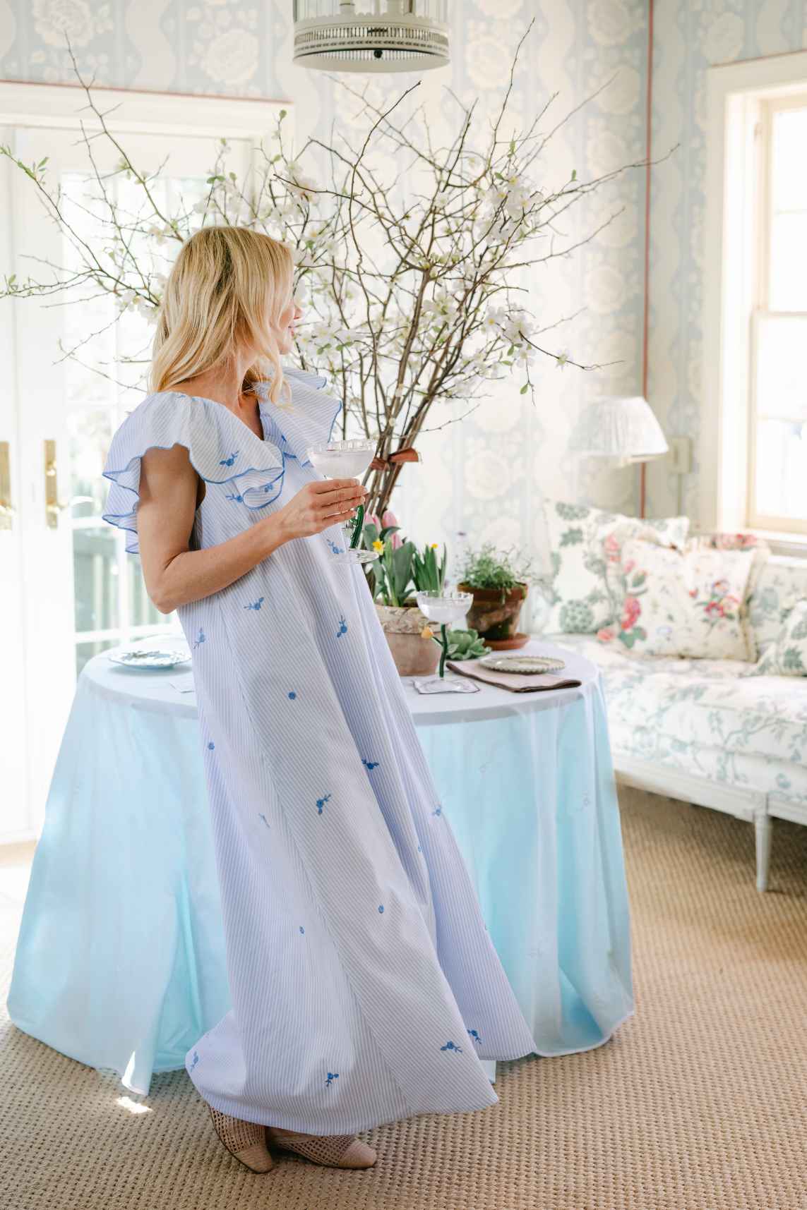 WHITE DAISY BLUE SCALLOPED ROUND TABLECOTH